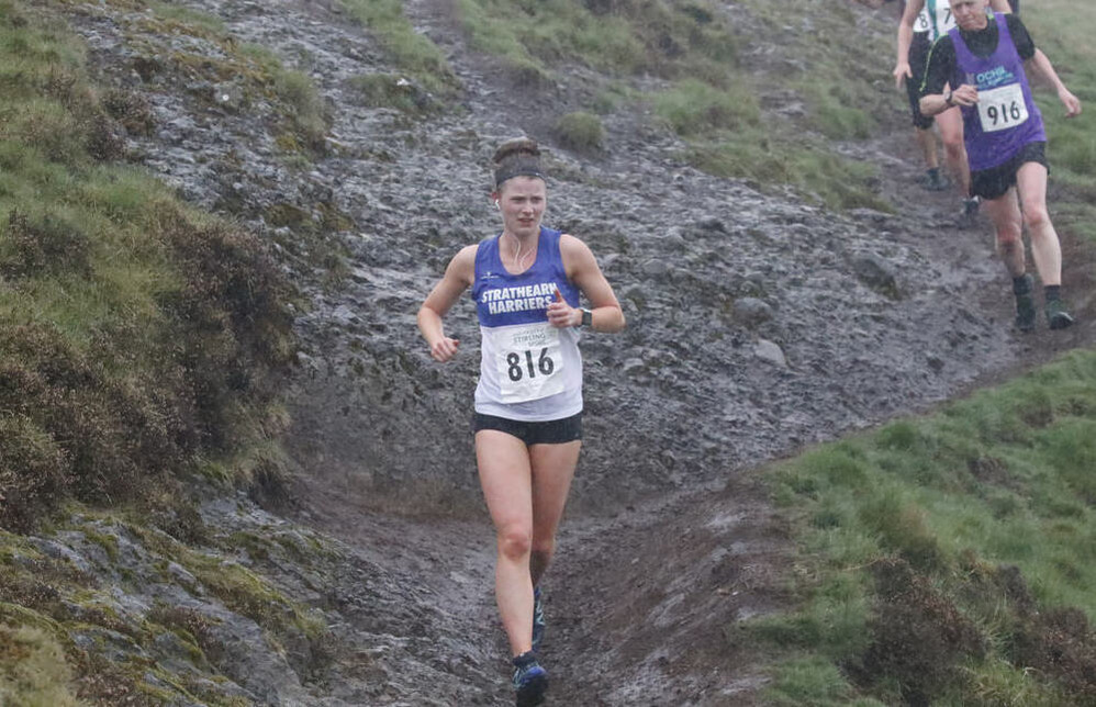 Lauren Fairweather blasting downhill at the Dumyat hill race